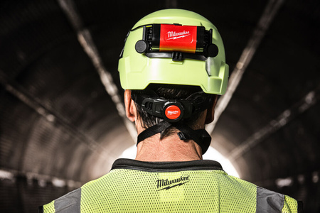 Milwaukee Latarka czołowa ładowana przez USB 600 lumenów