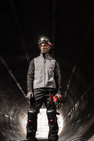 Milwaukee Latarka czołowa ładowana przez USB 600 lumenów