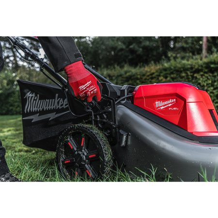 Milwaukee  M18 FUEL™ Kosiarka z napędem 53 cm na dwa akumulatory