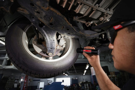 Latarka klasyczna Milwaukee 2000 lm LED