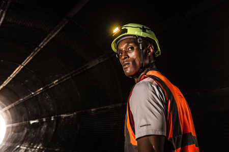 Milwaukee Latarka czołowa ładowana przez USB 600 lumenów