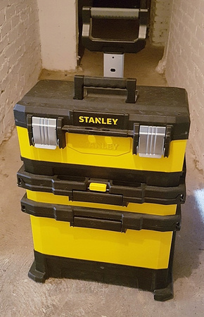 Narzędziowa skrzynka na kółkach Stanley
